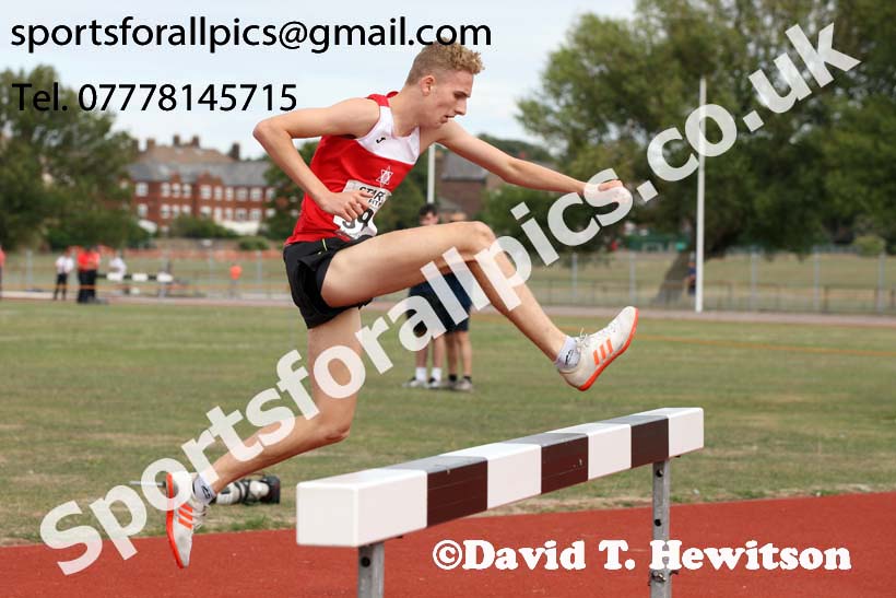 Mens under-17s 1500 metres steeplechase, 2018 Northern Under-17s/U-15s/U-13s Champs., Wavertree Athletics Centre, Liverpool. Photo: David T. Hewitson/Sports for All Pics